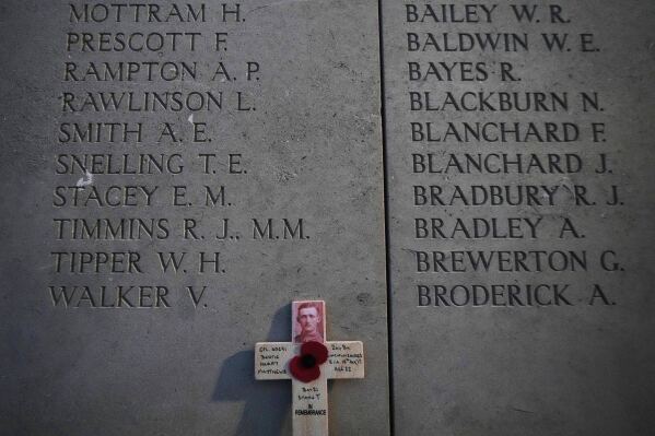 Полиция Индии сообщила, что в результате взрыва автомобиля возле исторического Красного форта в Нью-Дели погибли по меньшей мере 8 человек.