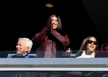 Карди Би подбадривает своего парня Стефона Диггса на матче «Пэтриотс» — «Фэлконс»