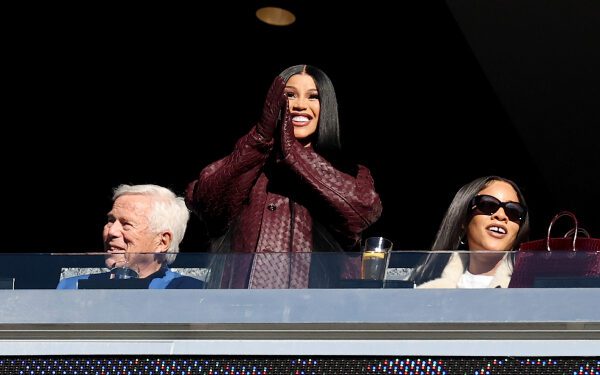 Карди Би подбадривает своего парня Стефона Диггса на матче «Пэтриотс» — «Фэлконс»