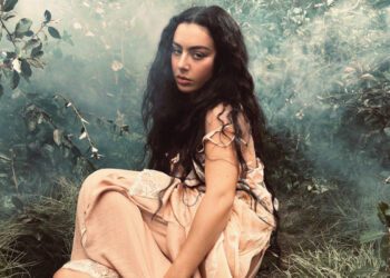 Charli xcx становится готической в клипе «House» для адаптации «Грозового перевала» Эмеральд Феннелл