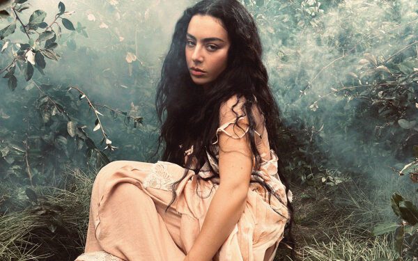 Charli xcx становится готической в клипе «House» для адаптации «Грозового перевала» Эмеральд Феннелл