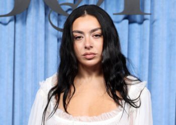Charli xcx рассказывает, как Velvet Underground вдохновили её на песню «Elegant & Brutal» для «Wuthering Heights» Charli xcx рассказывает, как Velvet Underground вдохновили её на песню «Elegant & Brutal» для «Wuthering Heights»