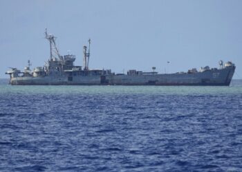 Китайское судно глушит связь, пока филиппинские войска доставляют грузы на оккупированный Филиппинами риф