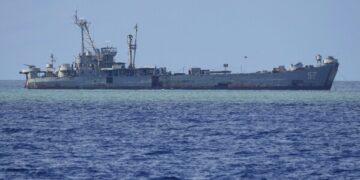 Китайское судно глушит связь, пока филиппинские войска доставляют грузы на оккупированный Филиппинами риф