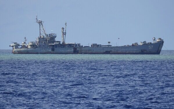 Китайское судно глушит связь, пока филиппинские войска доставляют грузы на оккупированный Филиппинами риф