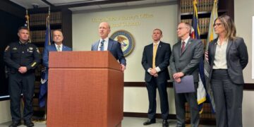 Колумбийская Petro публикует банковские записи в ответ на обвинения США в торговле наркотиками, что вызвало негативную реакцию из-за расходов