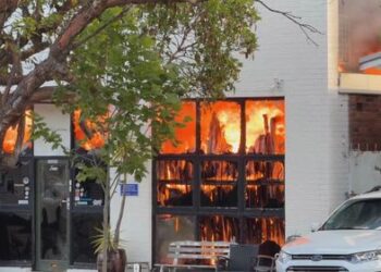 Команды борются с пожаром на фабрике по производству досок для серфинга в Сиднее