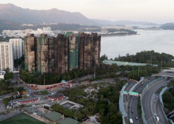 Число погибших в результате пожара в жилом доме в Гонконге возросло до 128 человек, еще 8 человек арестованы за реконструкцию башен