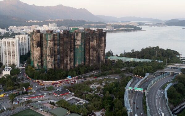 Число погибших в результате пожара в жилом доме в Гонконге возросло до 128 человек, еще 8 человек арестованы за реконструкцию башен Число погибших в результате пожара в жилом доме в Гонконге возросло до 128 человек, еще 8 человек арестованы за реконструкцию башен