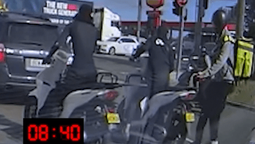 У водителя-экспедитора украли скутер в ходе дерзкого ограбления на улице средь бела дня