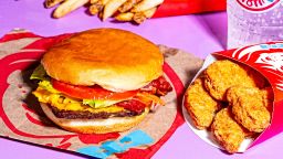 Denny's переходит в частную собственность, а Pizza Hut может быть выставлена на продажу