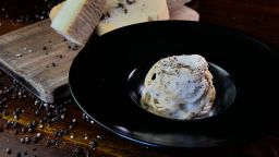 Не выбрасывайте чёрствый хлеб. Используйте его для приготовления сытного тосканского супа и других блюд итальянской кухни.