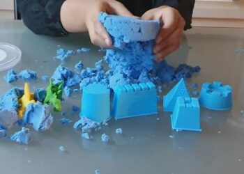 Десятки школ закроются из-за опасений по поводу игр с песком, содержащим асбест Десятки школ закроются из-за опасений по поводу игр с песком, содержащим асбест