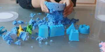 Десятки школ закроются из-за опасений по поводу игр с песком, содержащим асбест