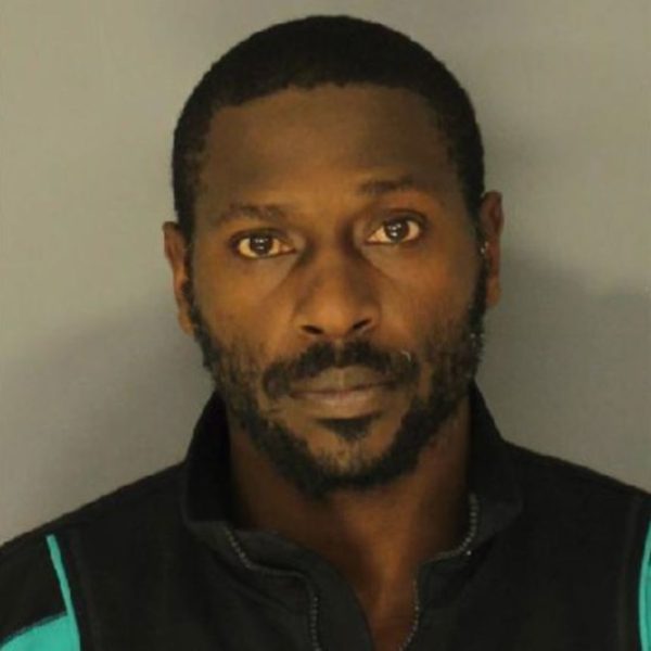 Бывший игрок НФЛ Антонио Браун отказывается от экстрадиции по обвинению в покушении на убийство и вернется в Майами