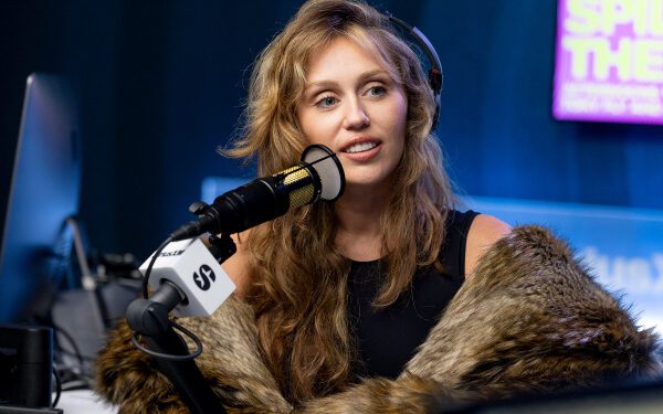 Фанаты выбрали «Dream as One» Майли Сайрус любимой песней этой недели Фанаты выбрали «Dream as One» Майли Сайрус любимой песней этой недели