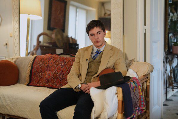 Человек в фетровой шляпе разоблачён: познакомьтесь с подростком, стоящим за загадочной фотографией Лувра