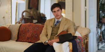 Человек в фетровой шляпе разоблачён: познакомьтесь с подростком, стоящим за загадочной фотографией Лувра