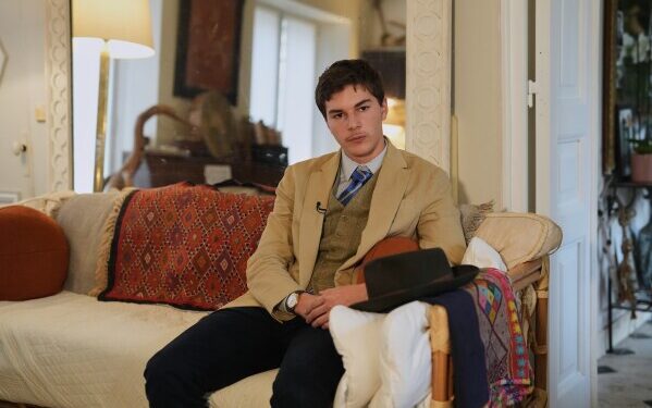 Человек в фетровой шляпе разоблачён: познакомьтесь с подростком, стоящим за загадочной фотографией Лувра