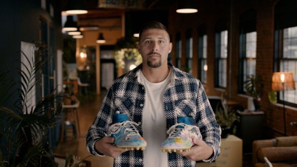 В течение следующих двух недель игроки НФЛ будут носить на бутсах логотипы, символизирующие их филантропическую деятельность. В течение следующих двух недель игроки НФЛ будут носить на бутсах логотипы, символизирующие их филантропическую деятельность.