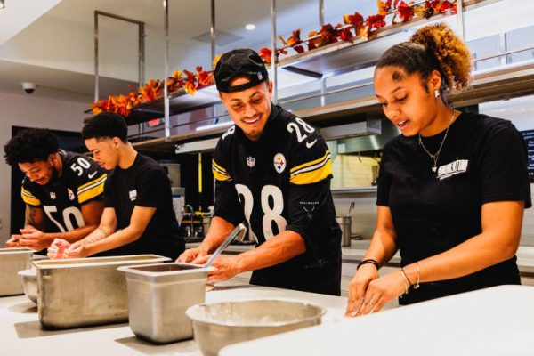 В течение следующих двух недель игроки НФЛ будут носить на бутсах логотипы, символизирующие их филантропическую деятельность.