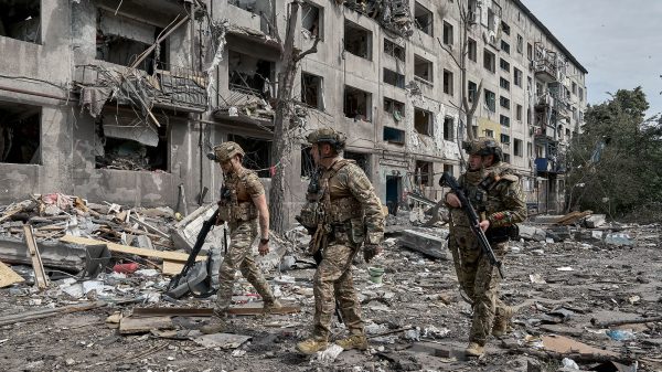 От мясорубки до мопедов: как Россия переосмыслила свои военные действия на Украине От мясорубки до мопедов: как Россия переосмыслила свои военные действия на Украине