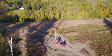 Индийский истребитель разбился во время демонстрационного полета на Дубайском авиасалоне, погиб пилот.