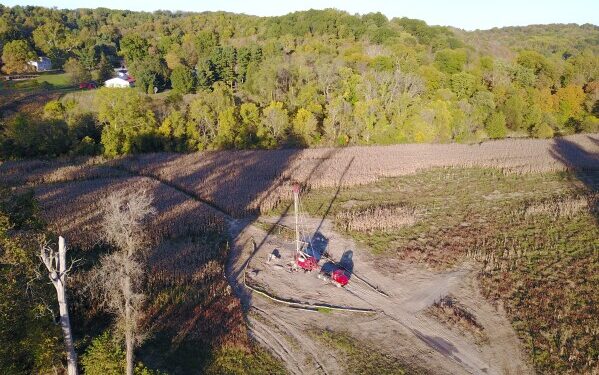Индийский истребитель разбился во время демонстрационного полета на Дубайском авиасалоне, погиб пилот.