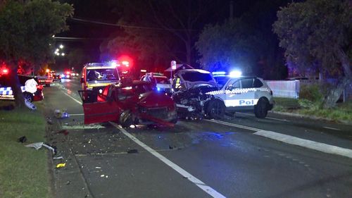 Ведется расследование ужасного лобового столкновения с участием полицейской машины