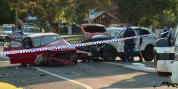 Ведется расследование ужасного лобового столкновения с участием полицейской машины