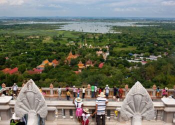 Раньше это была столица Камбоджи. Теперь это город мёртвых. Раньше это была столица Камбоджи. Теперь это город мёртвых.