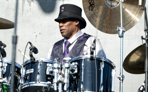 Джеллибин Джонсон, барабанщик The Time и соратник Принса, умер в возрасте 69 лет