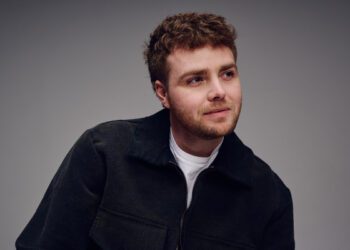 Дженнифер Энистон и Макс Гринфилд помогают Алексу Уоррену анонсировать тур по Аренам Дженнифер Энистон и Макс Гринфилд помогают Алексу Уоррену анонсировать тур по Аренам