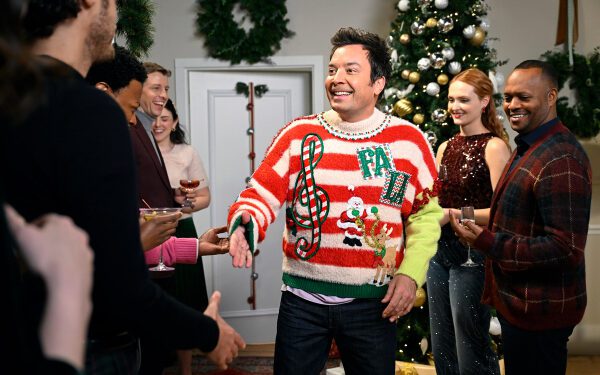 Джимми Фэллон — единственный в «уродливом свитере» в своей новой рождественской песне с Картером Фейтом: смотрите предварительный обзор