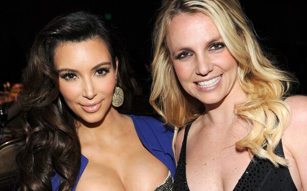 Ким Кардашьян и Бритни Спирс проводят время с Хлоей на пижамной вечеринке: «Ночи в Калабасасе» Ким Кардашьян и Бритни Спирс проводят время с Хлоей на пижамной вечеринке: «Ночи в Калабасасе»