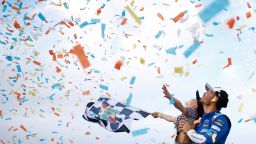 Кайл Ларсон обходит Денни Хэмлина и выигрывает второй в карьере чемпионат NASCAR Cup Series Кайл Ларсон обходит Денни Хэмлина и выигрывает второй в карьере чемпионат NASCAR Cup Series