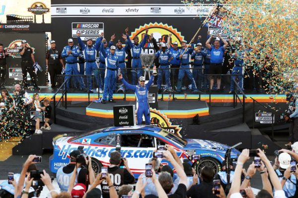 Кайл Ларсон обходит Денни Хэмлина и выигрывает второй в карьере чемпионат NASCAR Cup Series