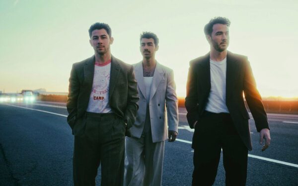 Let It Bro! Jonas Brothers встречают праздники с саундтреком к фильму «Очень Джонас Рождество»: слушайте прямо сейчас