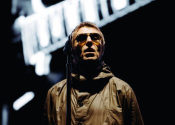 Лиам Галлахер взорвался после того, как вспышка ударила по толпе на концерте Oasis в Мельбурне