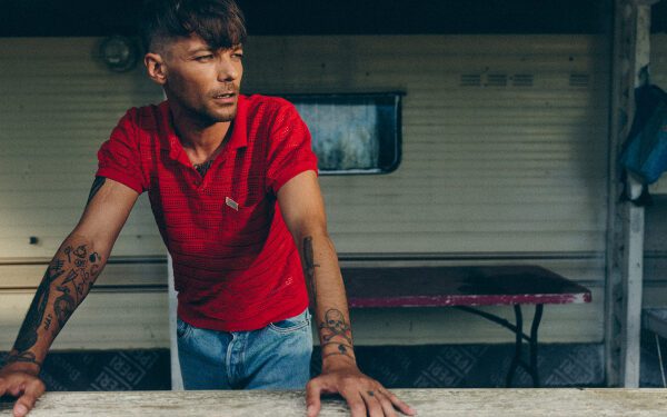 Луи Томлинсон представляет одну из своих «любимых песен» с будущего альбома: слушайте «Palaces» прямо сейчас