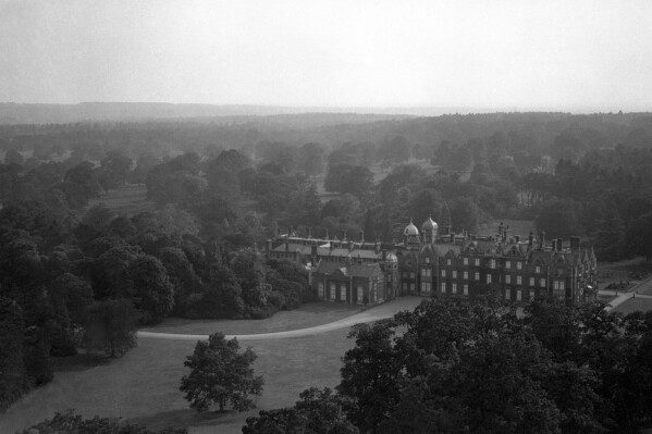 «Я больше не могу этого выносить», — написал тогдашний принц Эндрю во время скандала с Эпштейном, как показывают электронные письма.