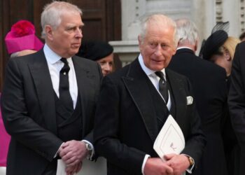 «Я больше не могу этого выносить», — написал тогдашний принц Эндрю во время скандала с Эпштейном, как показывают электронные письма. «Я больше не могу этого выносить», — написал тогдашний принц Эндрю во время скандала с Эпштейном, как показывают электронные письма.