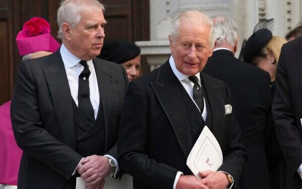 «Я больше не могу этого выносить», — написал тогдашний принц Эндрю во время скандала с Эпштейном, как показывают электронные письма.