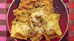 Приготовьте этот простой рецепт завтрака и пригласите друзей и семью.