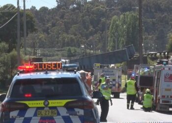 Мужчина погиб после обрушения моста на грузовик в Новом Южном Уэльсе Мужчина погиб после обрушения моста на грузовик в Новом Южном Уэльсе