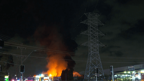 Крупный промышленный пожар на западе Сиднея может продолжаться несколько дней