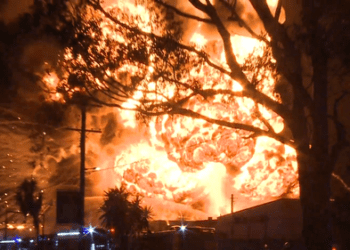 Крупный промышленный пожар на западе Сиднея может продолжаться несколько дней Крупный промышленный пожар на западе Сиднея может продолжаться несколько дней