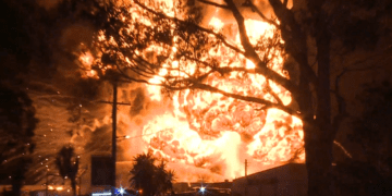 Крупный промышленный пожар на западе Сиднея может продолжаться несколько дней