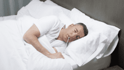 Возможно, вы ненавидите СИПАП-терапию, но отсутствие лечения апноэ во сне может привести к микрокровоизлияниям в мозг.