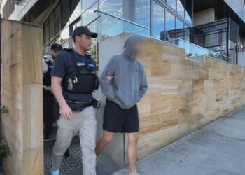 Жителю Мельбурна предъявлены обвинения после того, как полиция изъяла из его квартиры кокаин стоимостью 35 тысяч долларов Жителю Мельбурна предъявлены обвинения после того, как полиция изъяла из его квартиры кокаин стоимостью 35 тысяч долларов